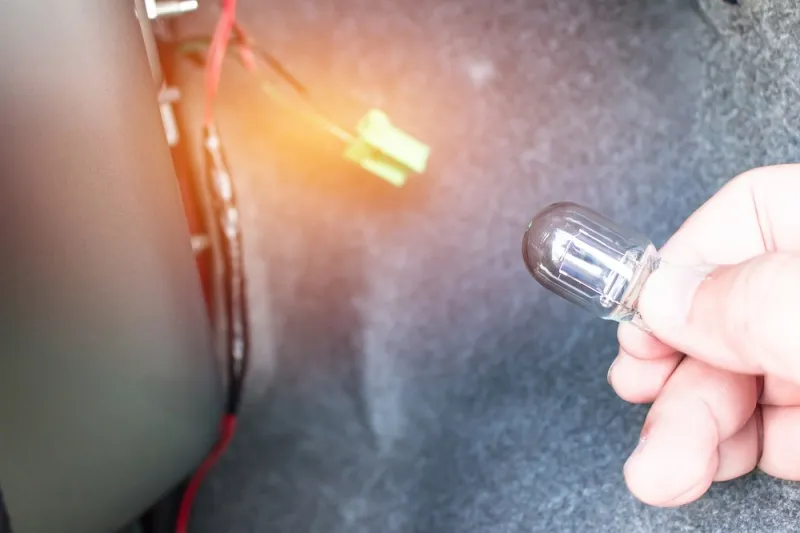 Porównanie różnych rodzajów żarówek samochodowych - LED, halogen, ksenon